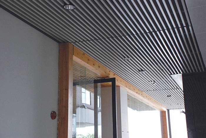 室内家装行业采用金属建材木纹铝方通材料吊顶装修效果实拍展示